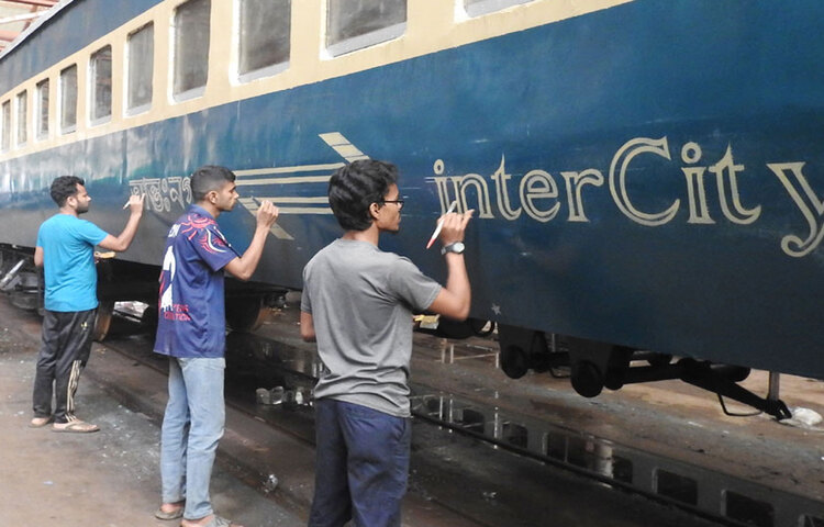 আসন্ন ঈদুল ফিতরকে সামনে রেখে অতিরিক্ত যাত্রীসেবা দিতে ট্রেনের রেকর্ড সংখ্যক কোচ মেরামত করা হচ্ছে নীলফামারীর সৈয়দপুর রেলওয়ে কারখানায়। ছবি: জাগো নিউজ