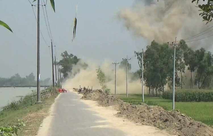নীলফামারীর কিশোরগঞ্জে পুকুর খননের সময় উদ্ধার দুইটি মাইন ও একটি মর্টারশেল বিস্ফোরণ ঘটিয়েছে সেনাবাহিনীর বোম ডিসপোজাল ইউনিট। ছবি: ইব্রাহিম সুজন