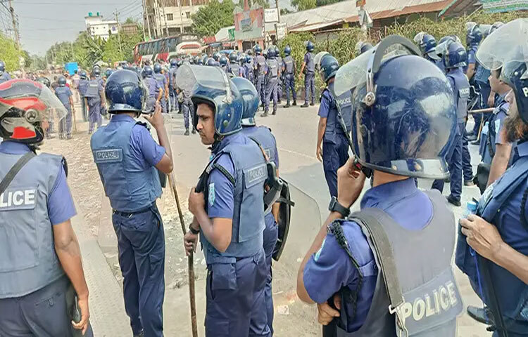 নীলফামারীর চারটি কারখানা অনির্দিষ্টকালের জন্য বন্ধ ঘোষণায় উত্তপ্ত হয়ে উঠেছে উত্তরা ইপিজেড। ছবি: আমিরুল হক