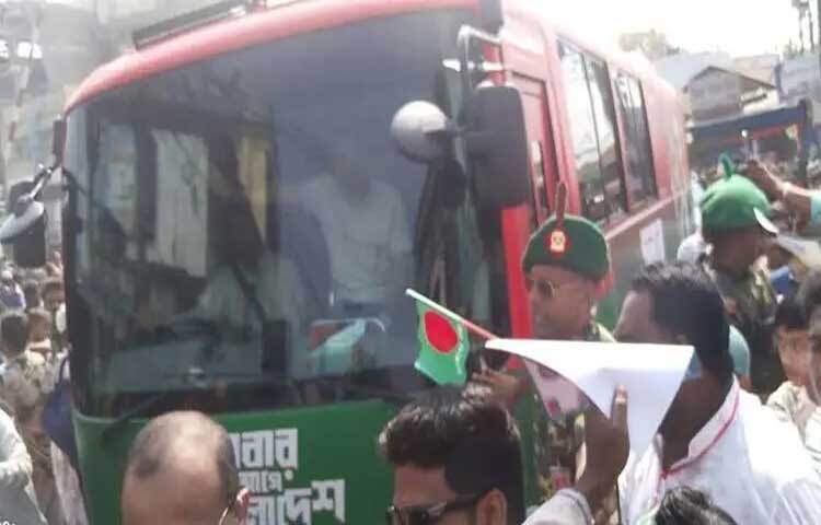 নীলফামারীর সৈয়দপুর বিমানবন্দরে নেমে দিনাজপুরে পৌঁছেছেন প্রধানমন্ত্রী তারেক রহমান। সৈয়দপুর বিমানবন্দর থেকে তারেক রহমানকে বহনকারী বিশেষ বুলেটপ্রুফ বাস সৈয়দপুর শহর হয়ে দিনাজপুরের দিকে রওনা হয়।