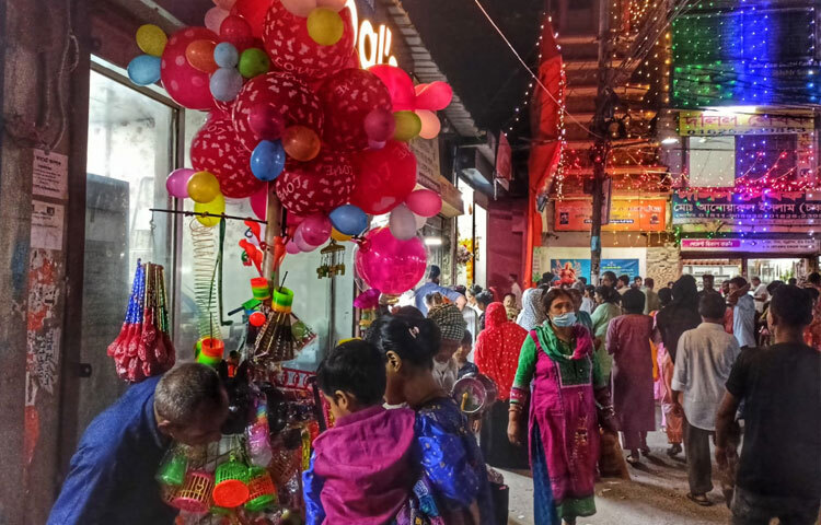 দুর্গাপূজাকে ঘিরে প্রতিদিনই জমছে মানুষের ভিড়। সকাল থেকে রাত পর্যন্ত মন্দির ঘিরে থাকছে নারী-পুরুষ, শিশু-কিশোর ও প্রবীণদের পদচারণা।