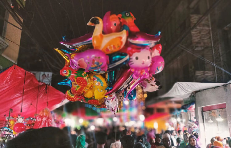 রঙিন বেলুন, বাঁশির সুর, ছোট্ট গাড়ি আর পুতুলের ঝলকানি চারপাশের আনন্দকে দ্বিগুণ করে তুলছে।