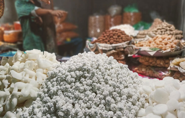 মন্দিরের সামনে বসেছে নানান ধরনের অস্থায়ী দোকান। মিষ্টির দোকানে ছড়িয়ে পড়ছে গরম জিলাপির সুগন্ধ, নারকেলের নাড়ুর মিষ্টি স্বাদ, ছানার সন্দেশ কিংবা লাড্ডুর ঘ্রাণ।