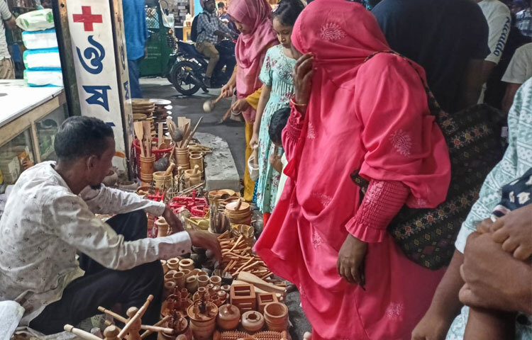 উৎসবের আরেক অনুষঙ্গ হলো গয়নার দোকান। অস্থায়ী কাঠামোর এই দোকানগুলোতে কাচের চুড়ি, নেকলেস, টিকলি কিংবা রঙিন কানের দুলে সাজছেন তরুণীরা। এসব দোকান যেন শুধু বেচাকেনার জায়গা নয়, বরং উৎসবের রঙ ছড়িয়ে দেওয়ার আরেক কেন্দ্রবিন্দু।