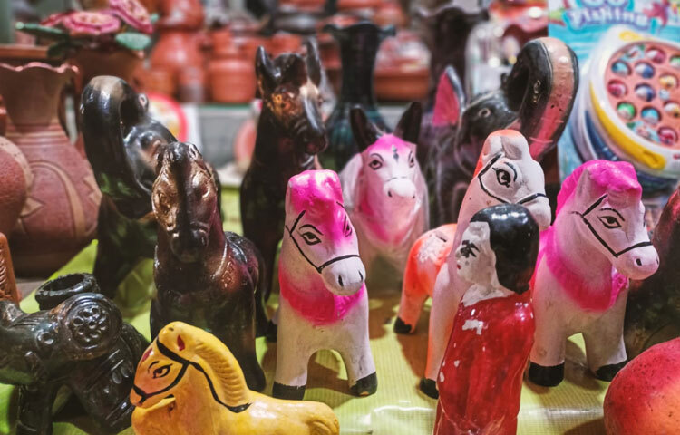 শিশুদের আকর্ষণ কাড়ছে খেলনার দোকানগুলো।