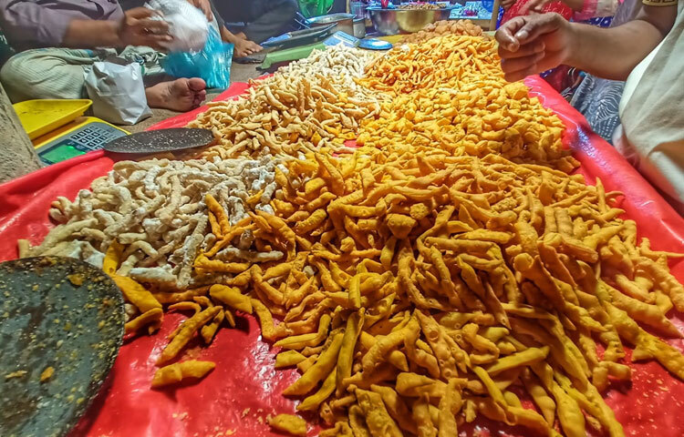 দুর্গোৎসব শুধু ধর্মীয় অনুষ্ঠান নয়, এটি হয়ে উঠেছে সামাজিক উৎসবও। নিমতলী মন্দির ঘিরে রঙিন দোকানপাট, ভক্তদের ভিড়, শিশুদের কোলাহল ও আলোকসজ্জায় সৃষ্টি হয়েছে অপূর্ব আবহ। এই দৃশ্য প্রমাণ করে বাংলার উৎসব মানেই মিলন, আনন্দ আর সাম্প্রদায়িক সম্প্রীতির রঙিন ছোঁয়া।