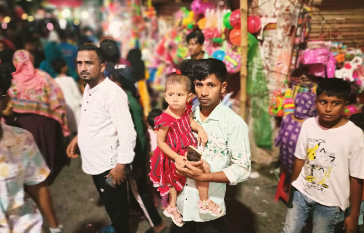 ভক্তরা দেবী দুর্গার আরাধনায় অংশ নিতে আসলেও আশেপাশের সড়কগুলোতে গড়ে ওঠা দোকানপাট মেলাকে আরও বর্ণিল করে তুলেছে।