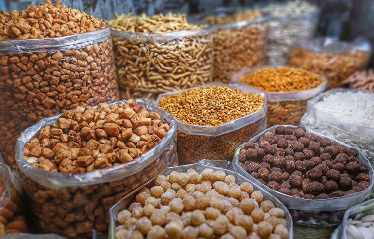 মুড়ি আর মুড়কির দোকানে ভিড় জমাচ্ছে কিশোর-যুবক থেকে শুরু করে বৃদ্ধ পর্যন্ত।