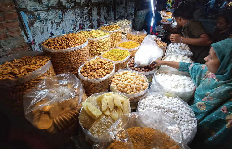 এক জায়গায় ধর্মীয় অনুভূতি আর সামাজিক মিলনমেলা মিলেমিশে একাকার হয়ে গেছে।