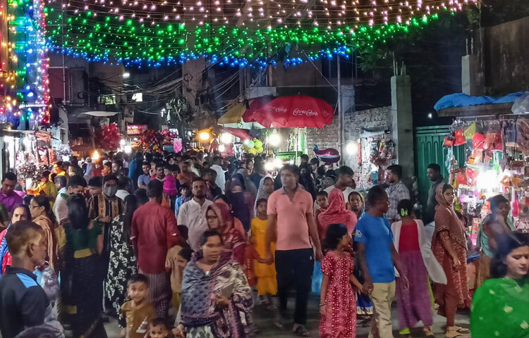 রাত বাড়ার সঙ্গে সঙ্গে আলোকসজ্জায় ঝলমল করে উঠছে এলাকা। বৈদ্যুতিক বাতির ঝলকানি, ঢাক-ঢোলের শব্দ আর মানুষের কণ্ঠ মিলিয়ে যেন আনন্দের ঢেউ ছড়িয়ে দিচ্ছে পুরো মহল্লায়। ছোটদের হাসি, বড়দের ব্যস্ততা আর ভক্তদের প্রার্থনা মিলিয়ে নিমতলী মন্দির এলাকায় এখন প্রাণবন্ত।