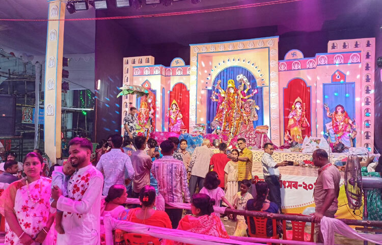 দুর্গোৎসব মানেই মিলনমেলা। নিমতলী মন্দিরের সামনে সেই দৃশ্য আরও স্পষ্ট। আশেপাশের বাসিন্দারা ছাড়াও দূরদূরান্ত থেকে মানুষ আসছে দেবী দর্শনে।
