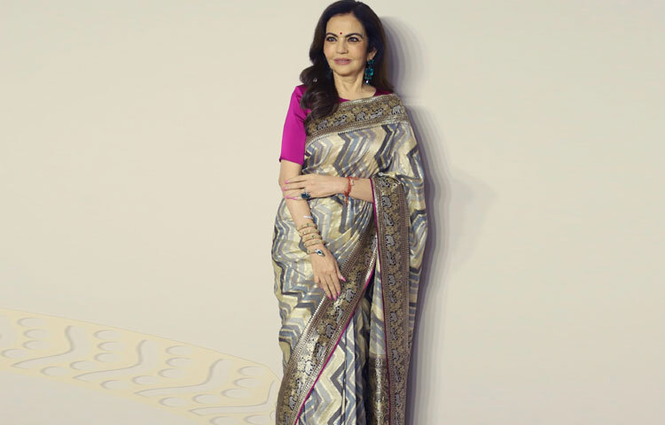 কালো ও রূপালী হ্যান্ডলুম শাড়িতে নজরকাড়া নীতা আম্বানি।