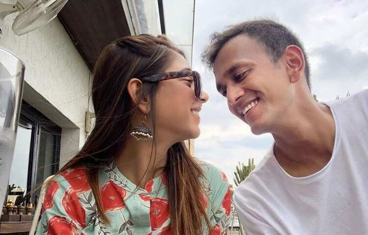 তার জীবনে ভালোবাসার অধ্যায়ও কম রঙিন নয়। ২০২০ সালে তিনি বিয়ে করেন আর্মি অফিসার পরিক্সিত বাওয়াকে। সেই সময় ভক্তরা নীতির নতুন জীবনের ছবি দেখে মুগ্ধ হয়েছিলেন।