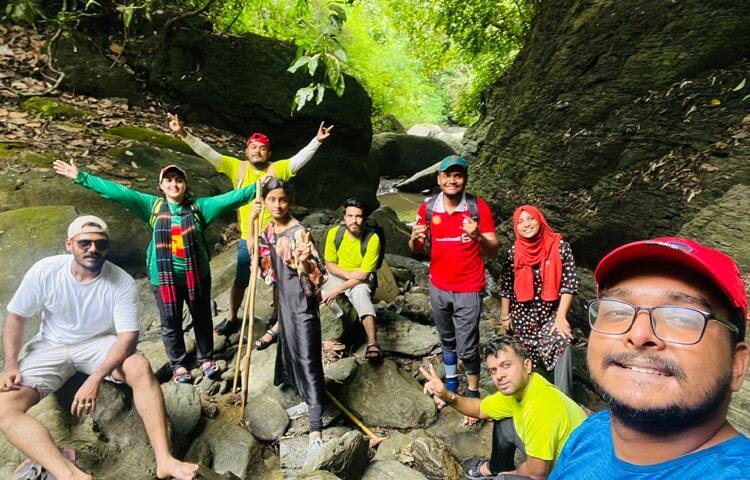 সোনাইছড়া ঝরনার উচ্চতা খুব বেশি নয়। বড় জোড় ৪০-৫০ ফুট হবে হয়তো। তবে এর চারপাশের প্রাকৃতিক সৌন্দর্য অতুলনীয়। ইচ্ছেমতো ঘা ভিজাতে ভিজাতে আড্ডাও চলবে সমানতালে। বেশিরভাগ ভ্রমণেই যে পথে যায় সে পথে আর ফিরে না। তাতে প্রকৃতির নতুনত্ব কোনো সৌন্দর্য দেখার সুযোগ মিলে। বিকল্প আরেকটি পথ দিয়ে বেশীর ভাগ পর্যটক ফিরে আসেন। ছবি: এম মাঈন উদ্দিন