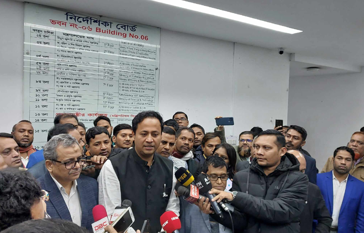 আজ সচিবালয়ে শিক্ষামন্ত্রী হিসেবে প্রথম অফিস করতে গিয়ে সাংবাদিকদের দেওয়া এক প্রতিক্রিয়ায় মহিবুল হাসান চৌধুরী বলেছেন, মূল্যায়ন পদ্ধতিতে প্রয়োজনে অবশ্যই পরিবর্তন আসবে। ছবি: সাঈদ শিপন