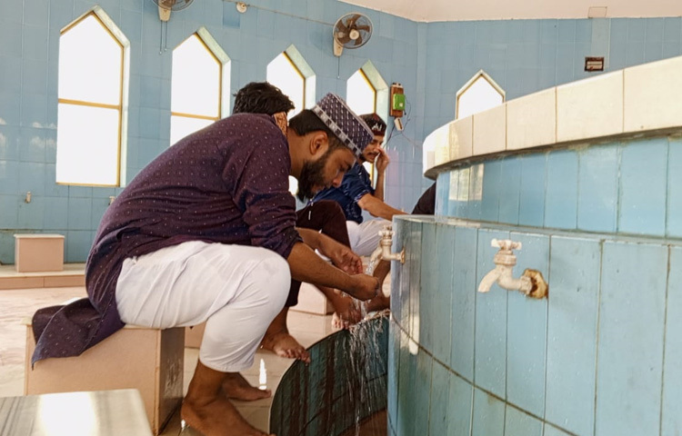 মসজিদের মূল অংশের পবিত্রতা রক্ষার জন্য চারপাশে আছে দেওয়াল। সামনেই বিশাল মাঠ। আঙিনাজুড়ে সারিবদ্ধ ঝাউগাছ, ফুল ও ফলের গাছ। অজুখানাটি দেখতে দৃষ্টিনন্দন। আছে পার্কিং ব্যবস্থাও।