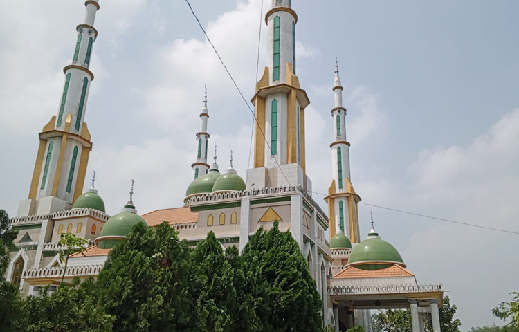 জেলার বকশীগঞ্জ উপজেলায় নির্মিত মসজিদটি এর মধ্যে দর্শনীয় স্থান হিসেবে জায়গা করে নিয়েছে।