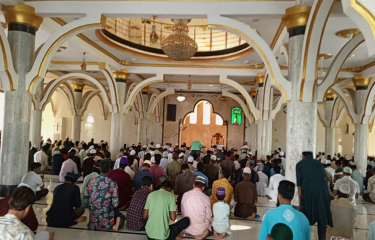 বকশীগঞ্জ শহরে প্রবেশ করতেই দেখা মিলবে দৃষ্টিনন্দন মসজিদটি। পৌরসভার দড়িপাড়ায় অবস্থিত মসজিদে একসঙ্গে ২ হাজার ৫০০ মুসল্লি নামাজ আদায় করতে পারেন।