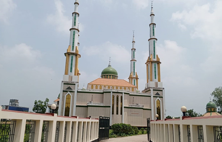 অসাধারণ নির্মাণশৈলীর নান্দনিক মসজিদটি ব্যক্তিগত অর্থায়নে তৈরি করা হয়েছে। হজে যাওয়ার পর অনুপ্রাণিত হয়ে মসজিদটি তৈরি করেন বীর মুক্তিযোদ্ধা মাহবুবুল হক চিশতী।