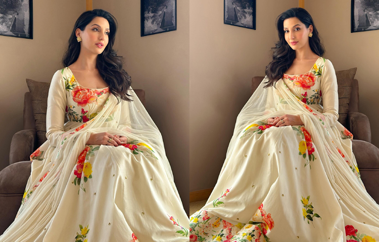 আনারকলি আর দুপাট্টাতে বেশ স্নিগ্ধ লাগছে হাস্যোজ্জ্বল এই অভিনেত্রীকে। ছবি: ফেসবুক