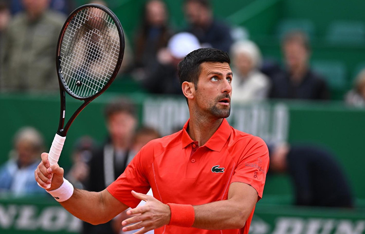 শৈশবে ফুটবল আর স্কিইংয়ের প্রতি ঝোঁক থাকলেও ছয় বছর বয়সে যখন টেনিস হাতে তোলেন, তখন থেকেই যেন ভিন্ন কিছু শুরু হয়েছিল।