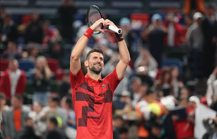 ১৯৮৭ সালের এই দিনে সার্বিয়ার বেলগ্রেড শহরে জন্ম তার। স্নিগ্ধ পাহাড়ঘেরা এলাকায় বেড়ে ওঠা ছোট্ট জোকোভিচের পরিবার ছিল মধ্যবিত্ত। বাবা সর্দান ছিলেন স্কিইং প্রশিক্ষক আর মা দিয়ানা জোকোভিচ ছোট একটি রেস্টুরেন্ট চালাতেন।