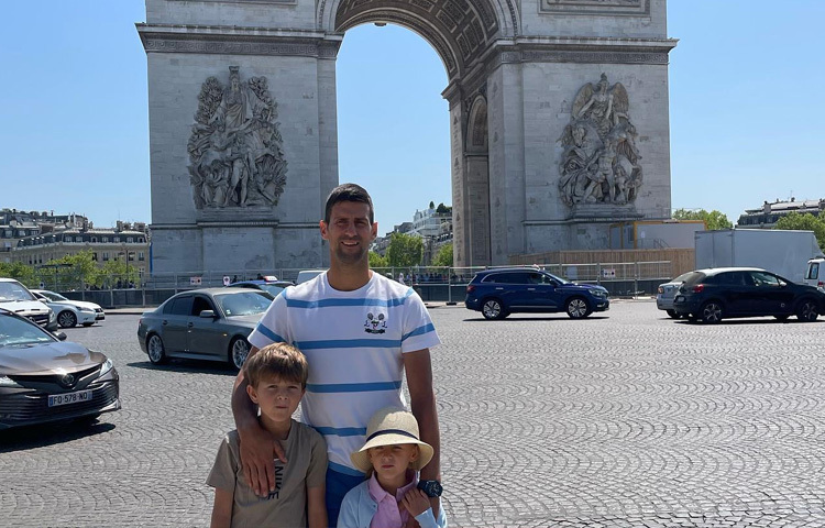 পরিবারকে সব সময়ই অগ্রাধিকার দেন তিনি। টেনিস কোর্টে যতটা যুদ্ধংদেহী, পরিবারের সঙ্গে ততটাই স্নেহশীল এক মানুষ।