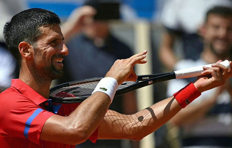 টেনিস ইতিহাসে প্রথম পুরুষ খেলোয়াড় হিসেবে ‘ডাবল গোল্ডেন স্ল্যাম’ অর্থাৎ চারটি গ্র্যান্ড স্ল্যামই কমপক্ষে দুইবার করে জয়ের কীর্তি গড়েছেন তিনি।