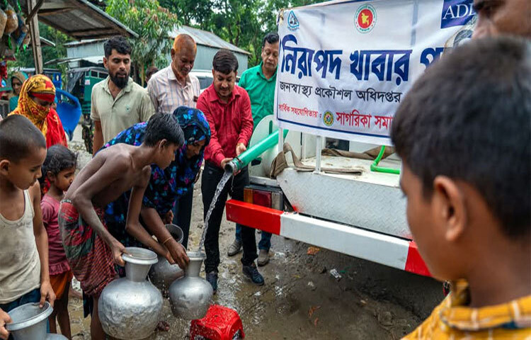 নোয়াখালীর সুবর্ণচরে এক কলস বিশুদ্ধ খাবার পানির জন্য রীতিমতো হাহাকার শুরু হয়েছে। অবৈধ সেচ পাম্পের কারণে পানির স্তর নিচে নেমে সকল নলকূপ অচল হয়ে গেছে। ফলে প্রচণ্ড দাবদাহে চারপাশে হাঁসফাঁস শুরু হয়েছে। ছবি:  ইকবাল হোসেন মজনু