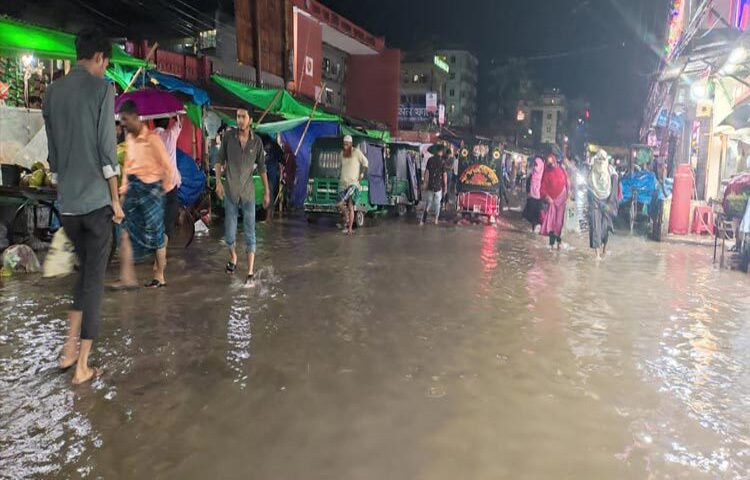 নোয়াখালীতে তিন ঘণ্টায় ১৭৭ মিলিমিটার বৃষ্টিপাত রেকর্ড করা হয়েছে। এতে জেলা শহর মাইজদীর সবগুলো সড়ক ডুবে জনদুর্ভোগের সৃষ্টি হয়। ছবি: ইকবাল হোসেন মজনু