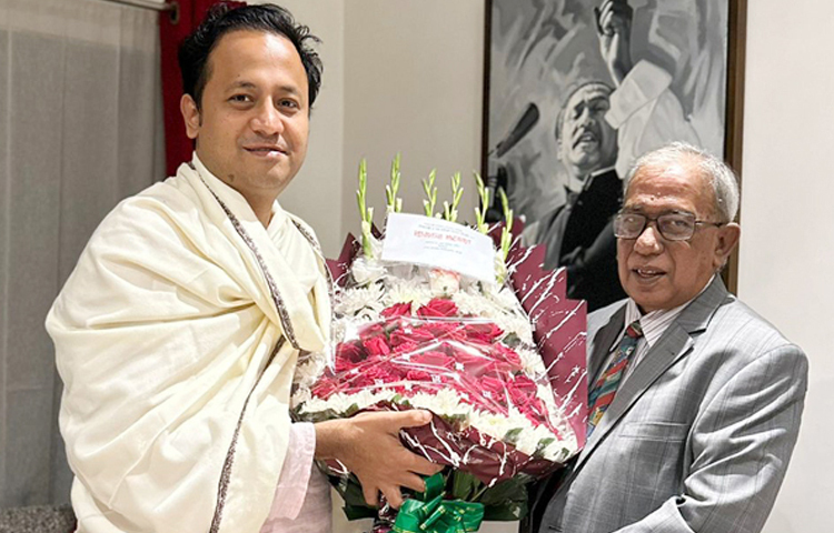 বাংলাদেশ সরকারের নতুন শিক্ষামন্ত্রী ব্যারিস্টার মহিবুল হাসান চৌধুরীর (নওফেল) সঙ্গে সৌজন্য সাক্ষাৎ করেছেন বেগম রোকেয়া বিশ্ববিদ্যালয়ের (বেরোবি) উপাচার্য অধ্যাপক ড. হাসিবুর রশীদ। ছবি: জাগো নিউজ