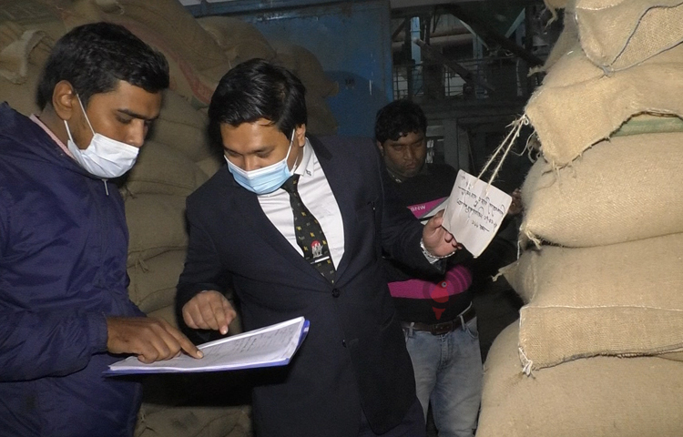 নওগাঁয় ২৯১ টন চাল মজুত করে তিন লাখ টাকা জরিমানা গুনেছেন অটোমেটিক রাইসমিলের মালিক দ্বিজেন্দ্রনাথ ঘোষ। ছবি: মশিউর রহমান