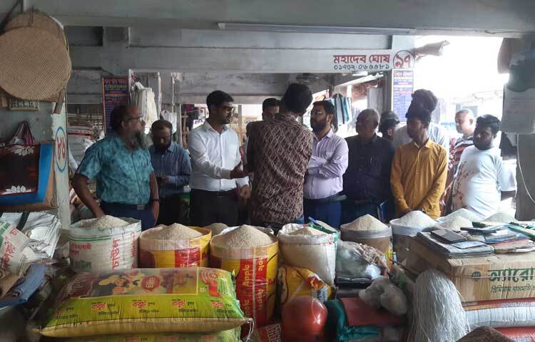 নওগাঁয় দ্রব্যমূল্য নিয়ন্ত্রণে অভিযান চালিয়েছে বাণিজ্য মন্ত্রণালয়ের বাজার মনিটরিং টাস্কফোর্স। ছবি: জাগো নিউজ