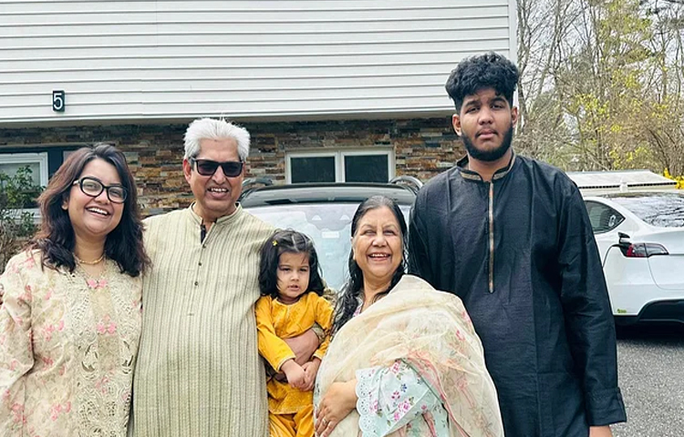 একসময়ের জনপ্রিয় মডেল, আরজে ও অভিনয়শিল্পী নওশীন এখন পরিবারের সঙ্গে যুক্তরাষ্ট্রের নিউইয়র্কে থাকেন। সেখানেই কেটেছে তার ঈদ। এই তারকা সামাজিক যোগাযোগ মাধ্যমে ছবি পোস্ট করে ক্যাপশনে লিখেছেন, আমাদের পক্ষ থেকে ঈদ মোবারক। মিস ইউ আদনান ফারুক।