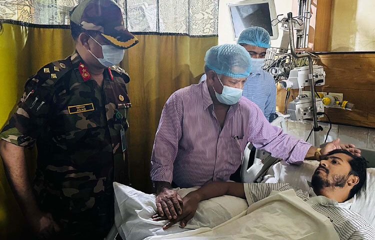 ঢাকা মেডিকেল কলেজ হাসপাতালের আইসিইউতে চিকিৎসাধীন গণঅধিকার পরিষদের সভাপতি ও সাবেক ডাকসু ভিপি নুরুল হক নুরের শারীরিক অবস্থার খোঁজ নেন নৌপরিবহন এবং শ্রম ও কর্মসংস্থান উপদেষ্টা ব্রিগেডিয়ার জেনারেল (অব.) ড. এম সাখাওয়াত হোসেন। ছবি: পিআইডি
