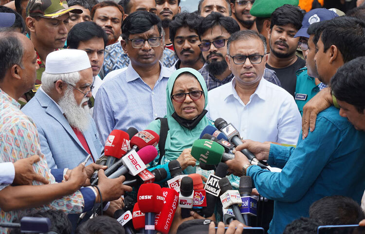 রংপুর মেডিকেল কলেজ ও হাসপাতাল পরিদর্শন শেষে সাংবাদিকদের ব্রিফ করেন স্বাস্থ্য ও পরিবার কল্যাণ উপদেষ্টা নূরজাহান বেগম। ছবি: পিআইডি