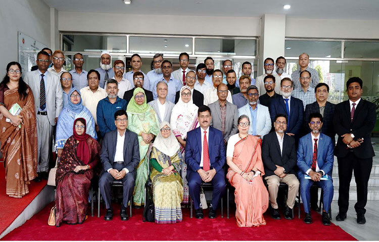 ঢাকায় মিরপুরে ফিনান্সিয়াল ম্যানেজমেন্ট একাডেমিতে ‘আর্থিক ব্যবস্থাপনা এবং পিপিআর-২০২৫’ বিষয়ক প্রশিক্ষণের উদ্বোধন অনুষ্ঠান শেষে অংশগ্রহণকারীদের সাথে ফটোসেশনে অংশ নেন স্বাস্থ্য ও পরিবার কল্যাণ উপদেষ্টা নূরজাহান বেগম। ছবি: পিআইডি