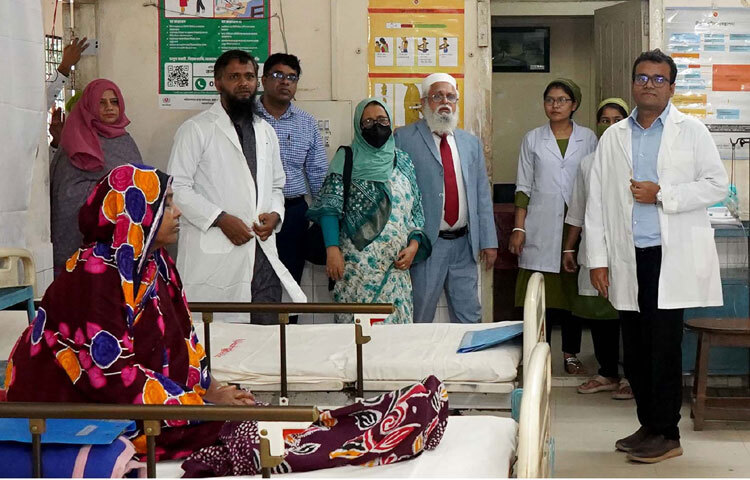 রংপুরে তারাগঞ্জ উপজেলা স্বাস্থ্য কমপ্লেক্স পরিদর্শন করেন স্বাস্থ্য ও পরিবার কল্যাণ উপদেষ্টা নূরজাহান বেগম। ছবি: পিআইডি