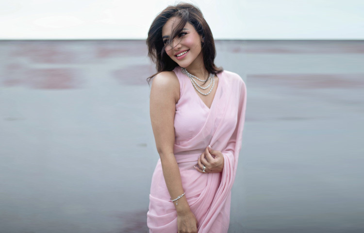 এই লুকের সবচেয়ে আকর্ষণীয় দিক ছিল জুয়েলারির পরিমিতি; না ছিল বাড়াবাড়ি, না ছিল অনাবশ্যক বাহুল্য। গলায় একাধিক স্তরের স্টোন নেকলেস, কানে ছোট দুল, হাতে সরল ব্রেসলেট আর একটি আংটি-সবকিছুই যেন কথা বলছে সৌন্দর্যের ভারসাম্যের ভাষায়।