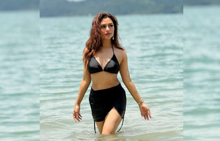 বাংলাদেশি চলচ্চিত্র ও মিউজিক ইন্ডাস্ট্রির পাশাপাশি ফ্যাশন জগতেও ফারিয়ার অবস্থান দিন দিন আরও দৃঢ় হচ্ছে। তার প্রতিটি ছবি, প্রতিটি লুক নতুন আলোচনার জন্ম দেয়। আর এ সমুদ্রতীরের লুক নিঃসন্দেহে প্রমাণ করে, তিনি শুধু একজন অভিনেত্রী নন, বরং এক অনন্য স্টাইল আইকনও।