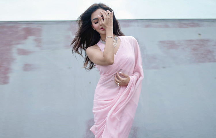 নুসরাত ফারিয়া আবারও প্রমাণ করলেন, গ্ল্যামারের মানে শুধু ঝলক নয়; স্নিগ্ধতাও হতে পারে স্টাইল স্টেটমেন্ট। গোলাপি শাড়ির এই রূপে তিনি যেন হয়ে উঠেছেন আধুনিক নারীত্বের মৃদু অথচ দৃপ্ত প্রতীক।