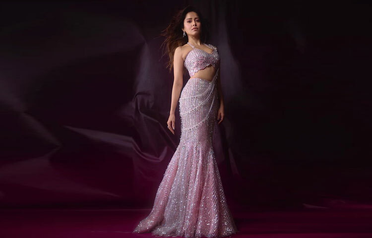 ‘সোনু কে টিটু কি সুইটি’ খ্যাত নুসরাত ভরুচা হাজির হয়েছিলেন ঝলমলে গোলাপি লেহেঙ্গায়, যা মারমেইড কাটে তৈরি। চকচকে সিকুইন ডিজাইন তার লুককে করেছে আরও নজরকাড়া। অফ-শোল্ডার ব্লাউজের সঙ্গে মিলিয়ে তিনি রেখেছিলেন স্টেটমেন্ট নেকপিস, যা পুরো সাজে দিয়েছে রাজকীয় ছোঁয়া।