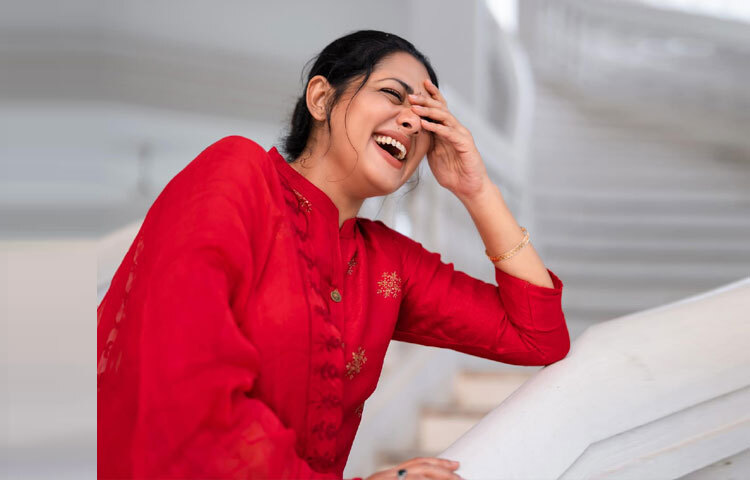 লাল রঙের পোশাকে তিশার হাসি আর প্রাণবন্ত উপস্থিতি চোখে পড়ার মতো।