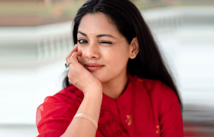 ক্যাপশনে লিখেছেন, ‘হাসি, বিনা মূল্যের থেরাপি’।