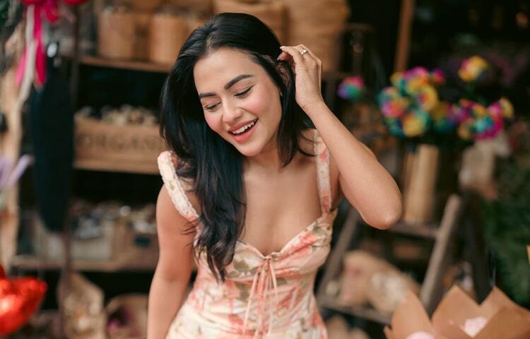 ছবিতে হালকা সাজে বেশ স্নিগ্ধ লাগছে তাকে। ছবি: ফেসবুক থেকে