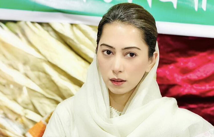 শুক্রবার (১০ অক্টোবর) রাতে পারিবারিকভাবে ব্যারিস্টার নুসরাত খানকে আংটি পরিয়েছেন তিনি।