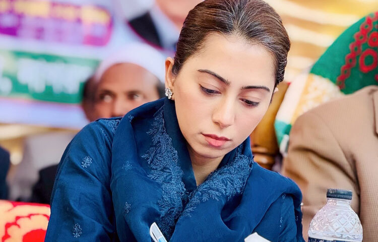 পোস্টে তিনি লিখেছেন, আমি সকলের আন্তরিক শুভেচ্ছা ও ভালোবাসার জন্য গভীরভাবে কৃতজ্ঞতা প্রকাশ করছি ও আন্তরিকভাবে ধন্যবাদ জানাচ্ছি। আনন্দের সঙ্গে জানাচ্ছি যে, গতকাল বারিধারায় আমাদের বাসভবনে এক ছোট্ট পারিবারিক অনুষ্ঠানে আমার সঙ্গে জনাব ইশরাক হোসাইনের ইনগেজমেন্ট সম্পন্ন হয়েছে।