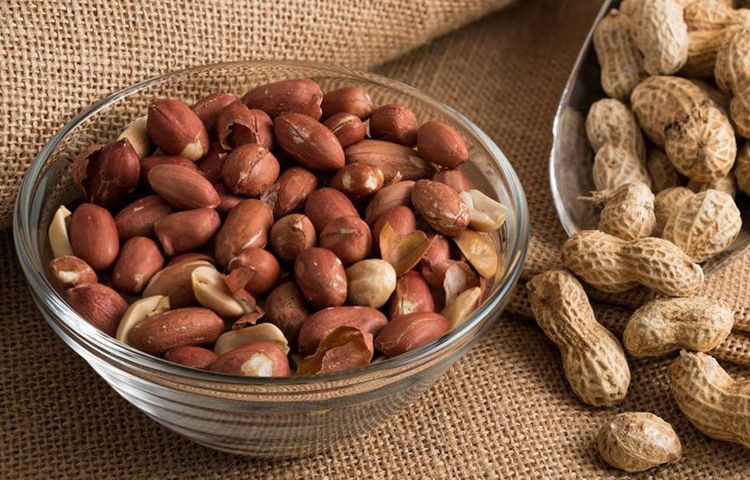 বাদাম ভিটামিন ‘ই’ এর একটি দুর্দান্ত উত্স, যা ত্বকের স্বাস্থ্যের জন্য প্রয়োজনীয় ও একটি শক্তিশালী অ্যান্টি অক্সিডেন্ট হিসেবে কাজ করে। এছাড়া এগুলো মনো-অসম্পৃক্ত চর্বি সমৃদ্ধ, যা হৃদরোগের ঝুঁকি কমায়। বাদামে প্রচুর পরিমাণে ম্যাগনেসিয়াম থাকে, যা হাড়ের শক্তি ও পেশীর কার্যকারিতা বাড়ায়। ছবি: সংগৃহীত