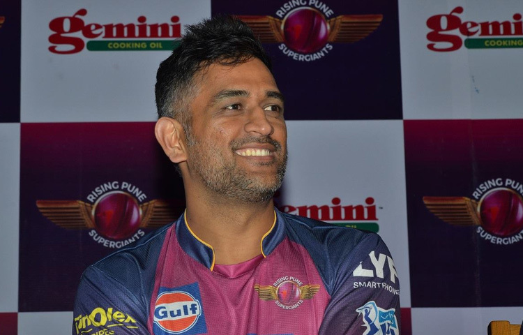 একমাত্র অধিনায়ক হিসেবে আইসিসির তিনটি বড় ট্রফি জয়ের কৃতিত্ব আজও শুধুই ধোনির ঝুলিতে।