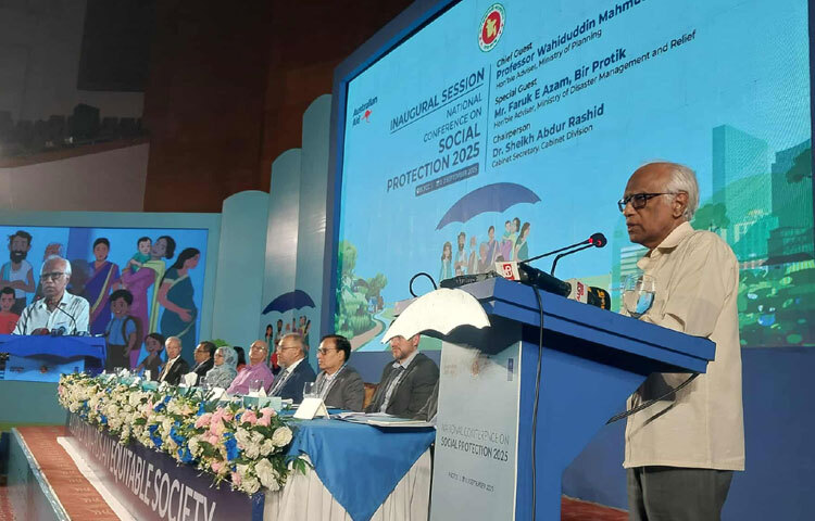 পরিকল্পনা উপদেষ্টা ড. ওয়াহিদউদ্দিন মাহমুদ বলেছেন, সামাজিক নিরাপত্তা খাতে দারিদ্রতার লক্ষ্যমাত্রা নির্ধারণ করা কঠিন। অতীত অভিজ্ঞতায় দেখা যায়, ভাতাভোগীদের ৫০ শতাংশই সামাজিক বা রাজনৈতিক সুবিধাভোগী। ছবি: মফিজুল সাদিক